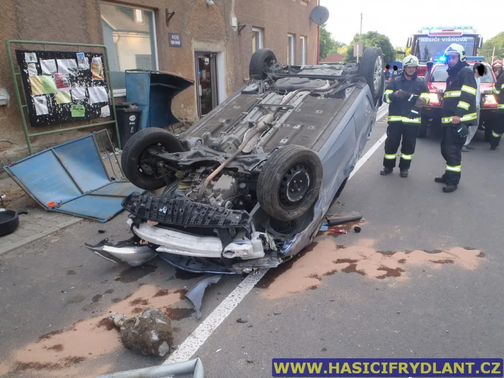 Zfetovaný polský "neřidič" otočil ve Vísce na střechu své auto. Foto: Hasiči Frýdlant. Foto: Hasiči Frýdlant