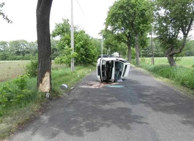 Řidička nabourala do stromu, její auto skončilo na boku. Policie ČR