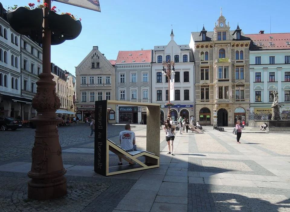 Odpočiňte si, na náměstí před radnicí jsou lehátka od studentů. Foto: Facebook