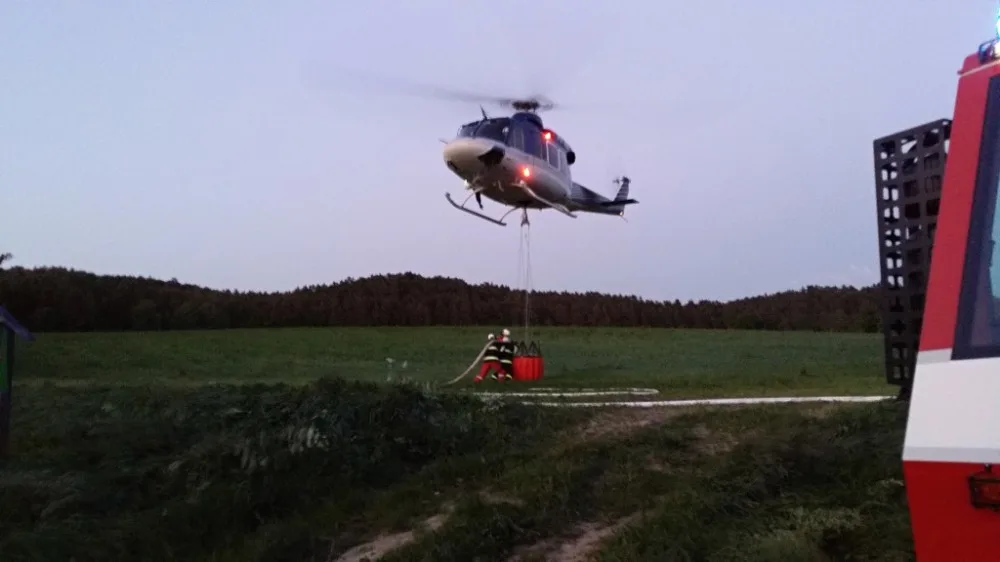 Hasiči už druhým dnem likvidují požár na dvou hektarech lesa. Foto: HZSLK
