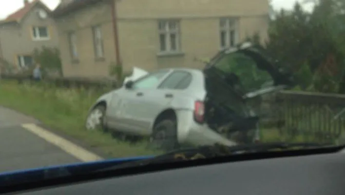 Nehoda v Mníšku. Foto: čtenář Drbny