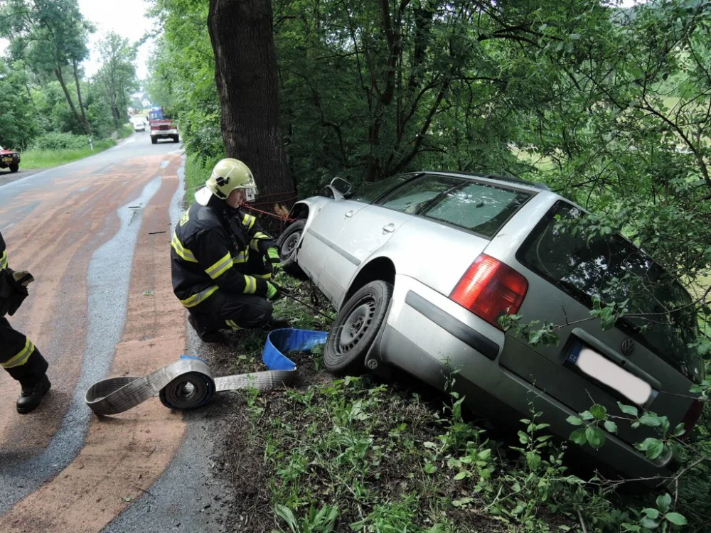 Nehoda na rozlité naftě. Foto: HZSLK