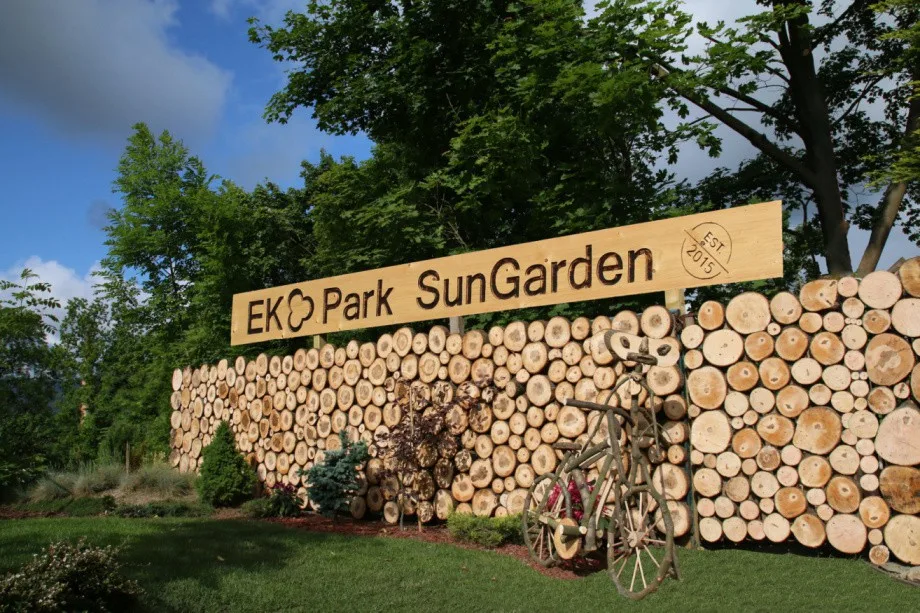 Piknikové paloučky nebo domečky na stromech. V Liberci vzniká unikátní park