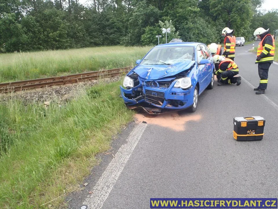 Střet osobního vozu s vlakem zastavil provoz na Frýdlantsku. Foto: Hasiči Frýdlant