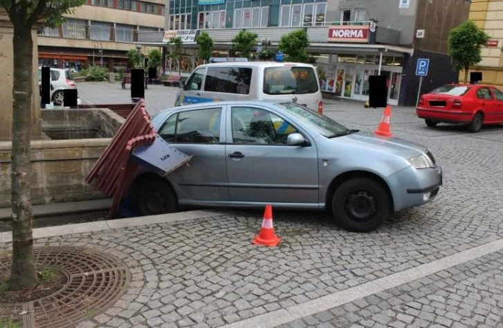 Řidičce ujelo auto, srazilo lavičku a zastavilo se o kašnu. Foto: Policie ČR