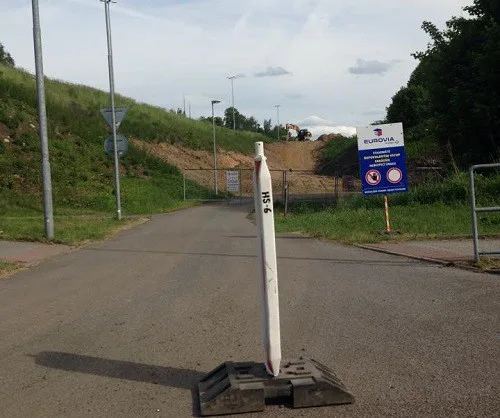 Stavba nové nájezdové rampy z průmyslové zóny Sever na silnici I/35 je v plném proudu.