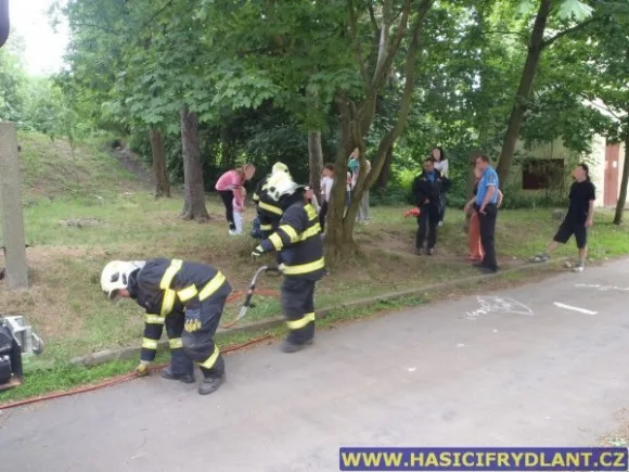 Dívenku zaseklou mezi větvemi museli vyprostit hasiči. Foto: Hasiči Frýdlant