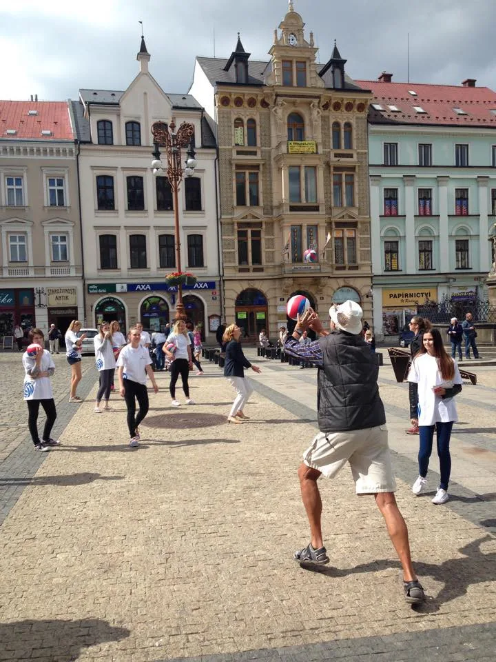 Ulice Liberce patřily volejbalu. Odbíjelo se u kraje i před radnicí