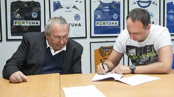 Trenér Trpišovský podepisuje smlouvu za účasti prezidenta klubu Zbyňka Štillera