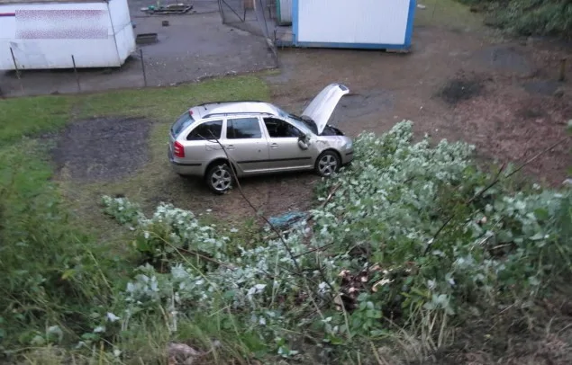 Řidička dostala ve Stráži smyk, auto otočila přes střechu ze srázu