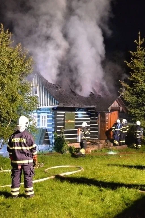 V Jizerkách shořela v noci roubenka, škoda je půl milionu. Foto: HZSLK