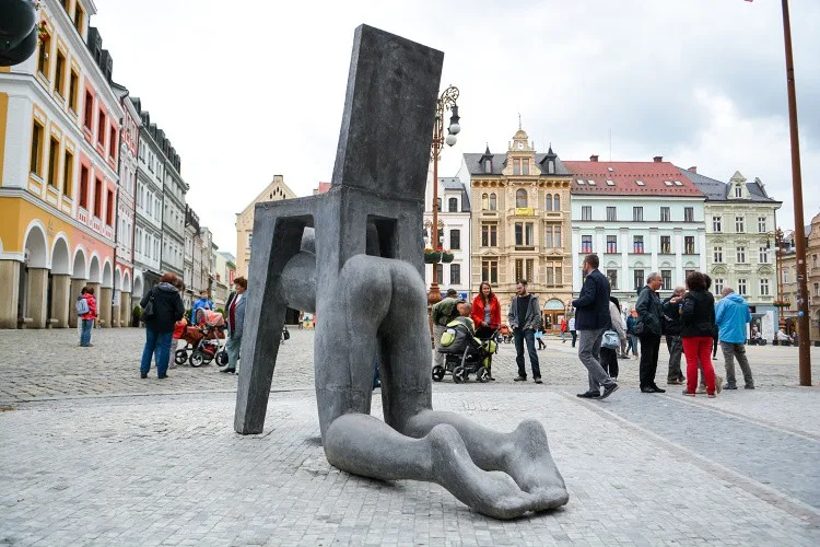 Před radnicí v je nová socha - postava spojená s židlí. Foto: Jan Král
