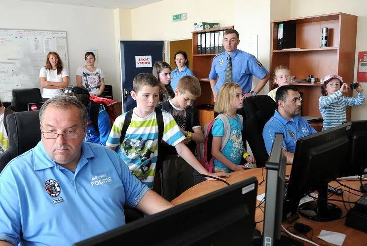 Účastníci tábora se podívají ke strážníkům. Foto: Tichý svět