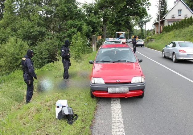 Zakuklenci si v Mníšku počíhali na drogového dealera. Foto: Policie ČR