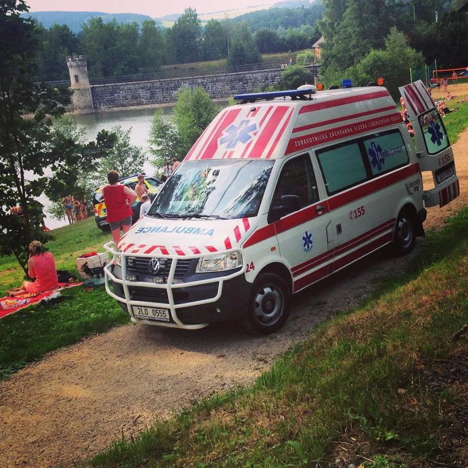 Na Fojtce se vážně poranil muž, skočil do mělké vody