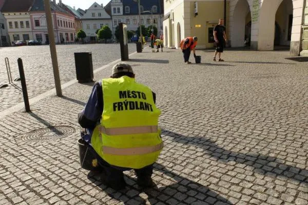 Úklidová četa posbírala na frýdlantském náměstí dva kýble vajglů. Foto: Martina Petrášková