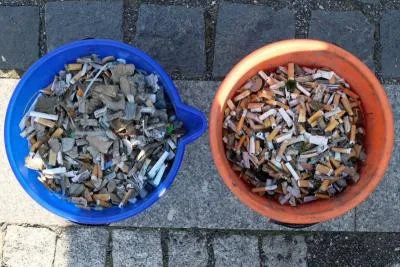 Úklidová četa posbírala na frýdlantském náměstí dva kýble vajglů. Foto: Martina Petrášková