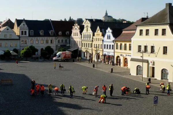 Úklidová četa posbírala na frýdlantském náměstí dva kýble vajglů. Foto: Martina Petrášková