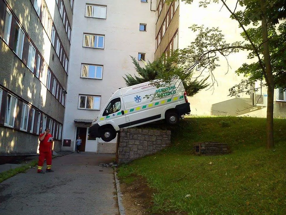 Nezabržděná dodávka ujížděla areálem liberecké nemocnice. Foto: Martin Petrement