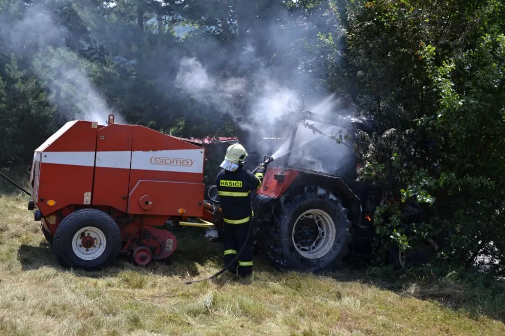 Hasiče zaměstnal hořící traktor na louce v Oldřichově. Foto: HZSLK