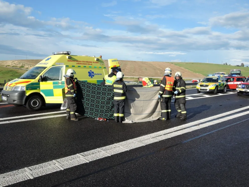 U Bílého Kostela se poranil motocyklista, střetl se s autem. Foto: HZSLK