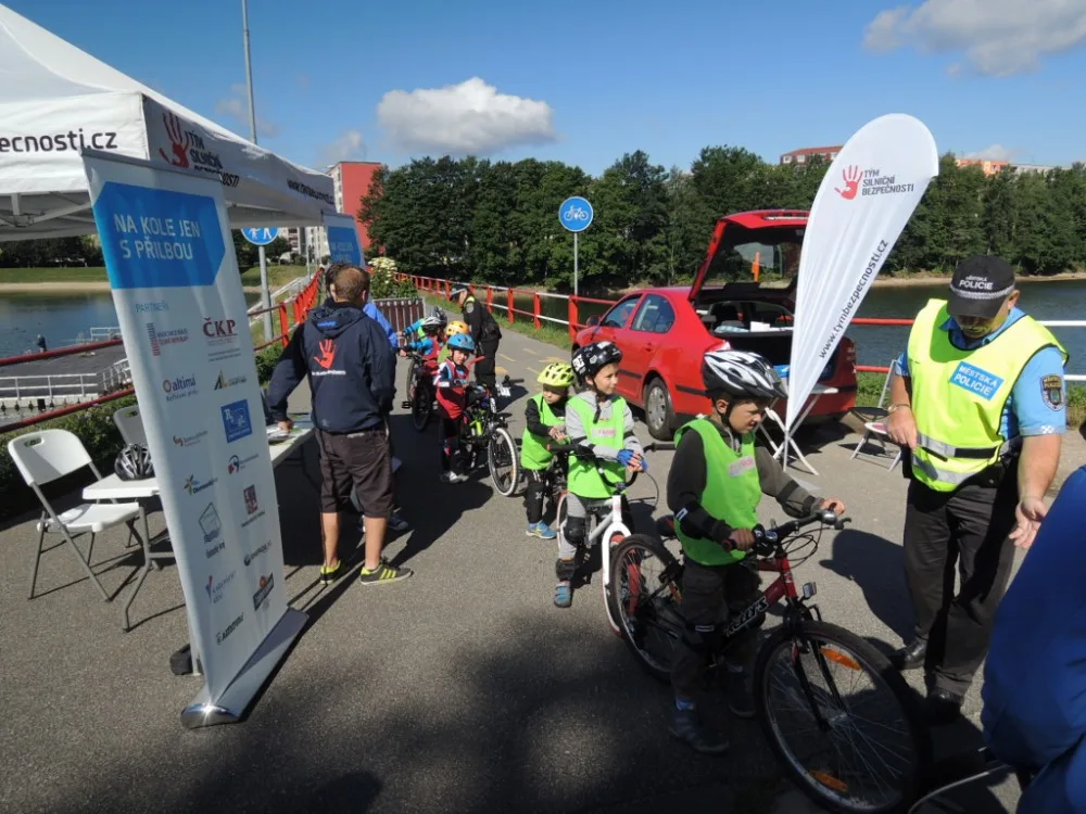 Ve čtvrtek na cyklostezce u jablonecké přehrady poradili cyklistům městští strážníci společně s Týmem silniční bezpečnosti