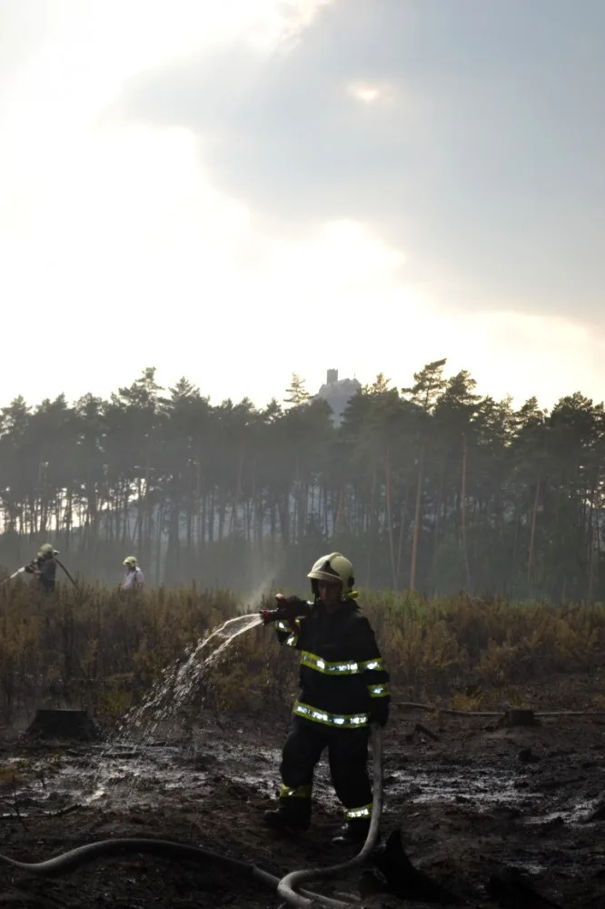 Požár lesa u Bezdězu se podařilo v noci uhasit. Foto: HZSLK
