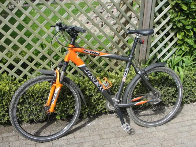 pánské jízdní horské kolo TREK 4300, oranžové barvy, přední odpružené vidlice,