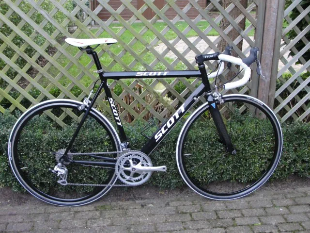 závodní silniční kolo SCOTT, černé barvy, hmotnost 8,8 kg, hliníkový rám 6061 s karbonovou přední vidlicí, výška rámu 56cm, 9 rychlostní zařízení Shimano Claris, nové sedlo