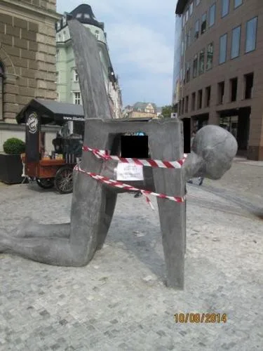 Sochu (A)symbiont před radnicí zničil neznámý vandal. Foto: Policie ČR