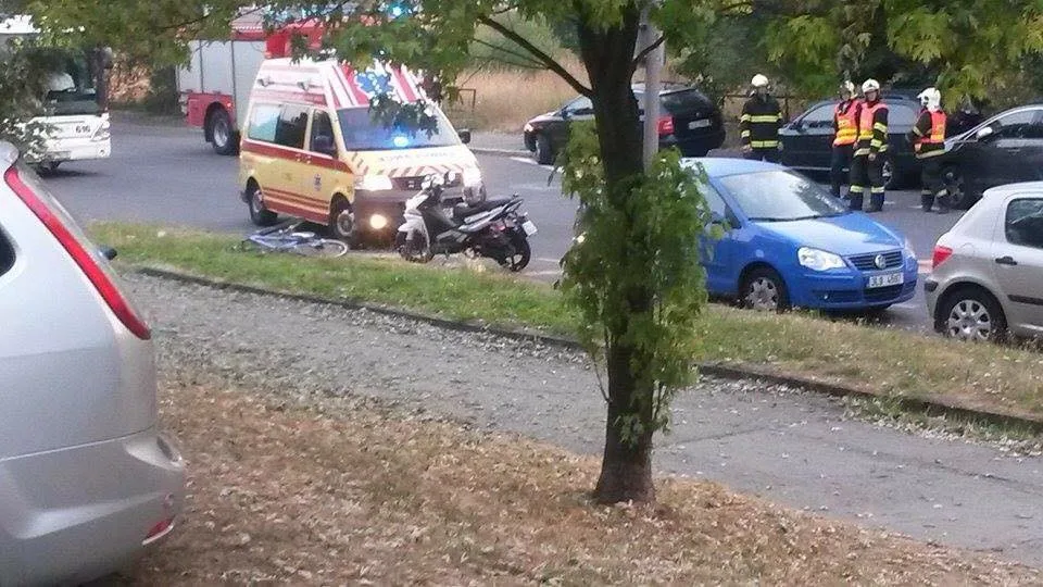 Nehoda v Dobiášově ulici. Foto: čtenář Drbny