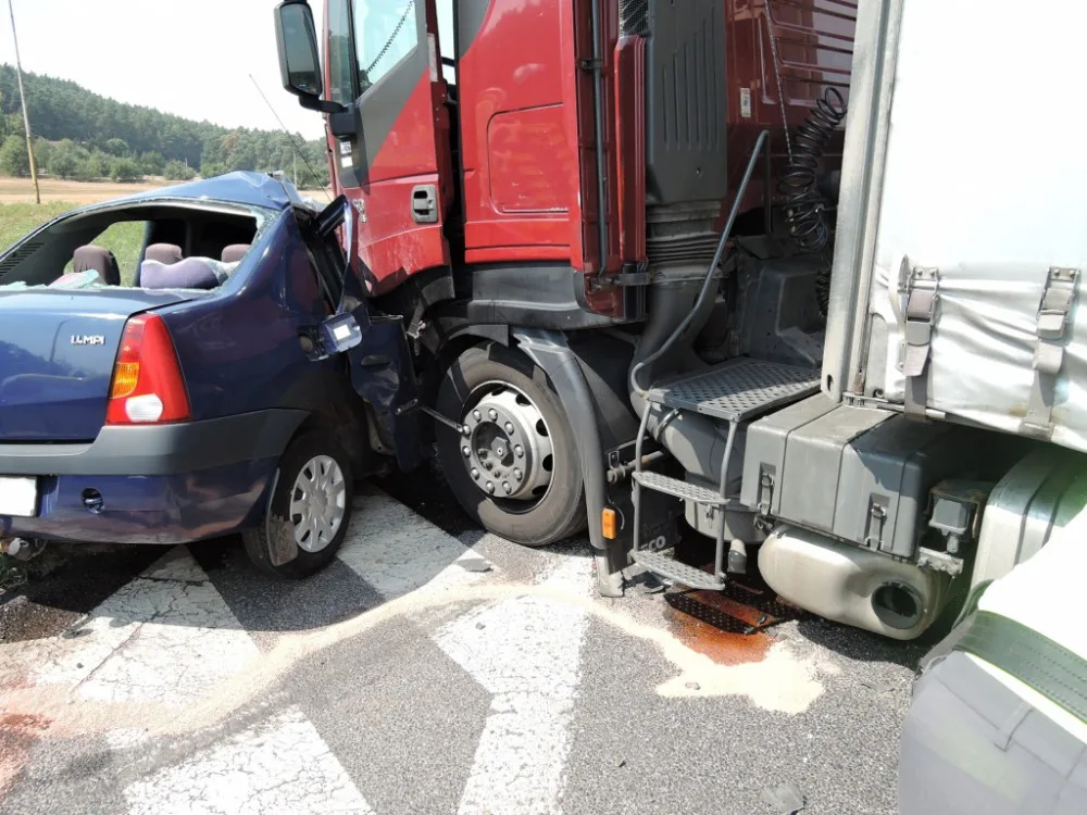 Tragická nehoda. Spolujezdkyně nepřežila srážku s kamionem. Foto: HZSLK