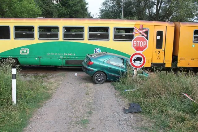 Nepozorný řidič vjel přímo před vlak, zranil se jen lehce. Foto: Policie ČR