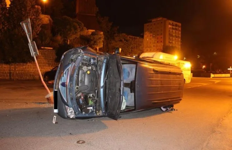 Řidička ujela od nehody, o kus dál převrátila auto na bok. Foto: Policie ČR