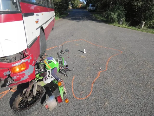 Opilý motocyklista vjel přímo pod autobus. Foto: Policie ČR