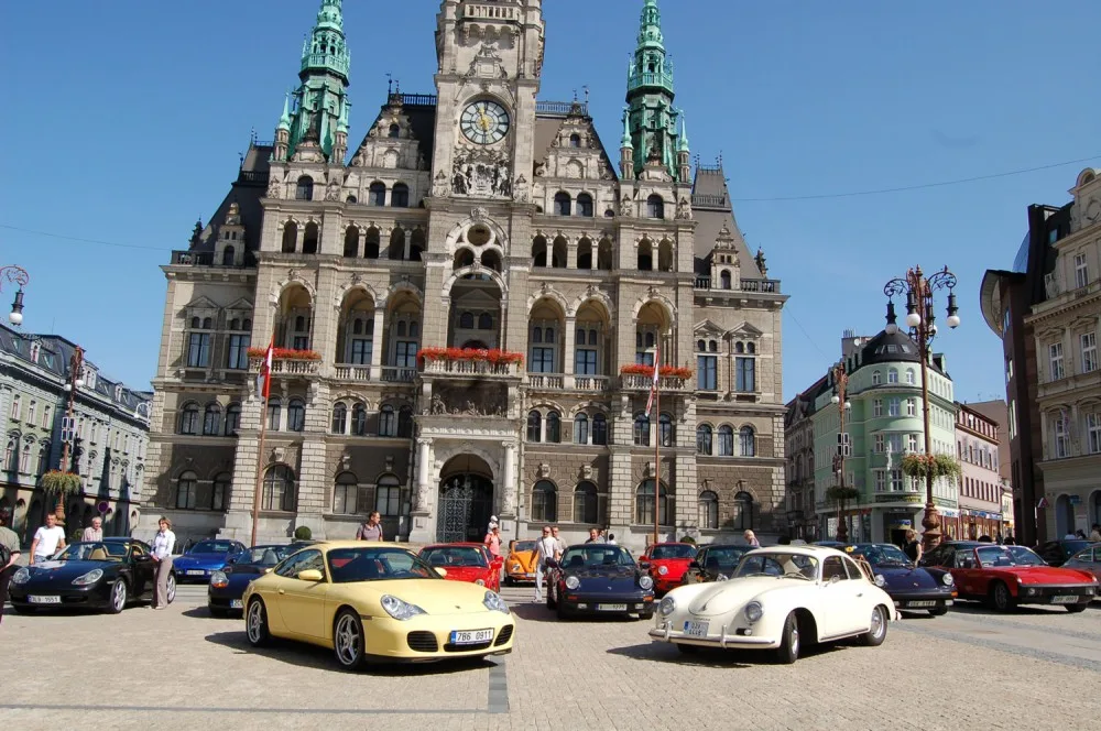 Porsche před radnicí. Foto: archiv pořadatele