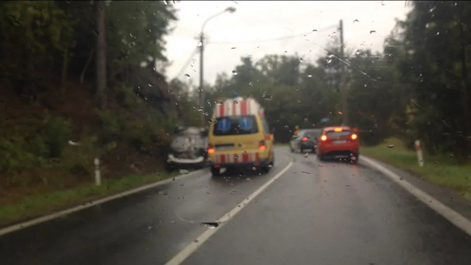 V Mníšku skončilo osobní auto na střeše