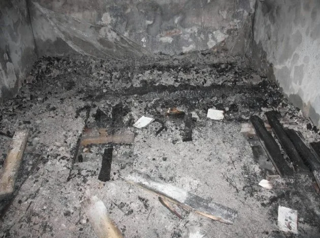 Kdosi o víkendu zapálil železniční zastávku v Oldřichově. Foto: Policie ČR