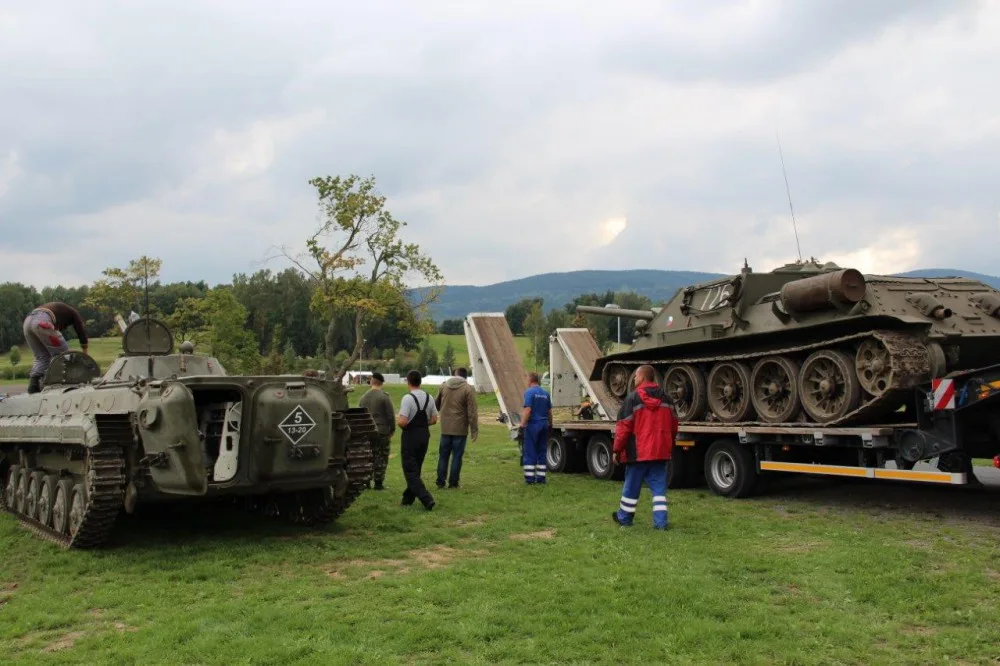 Tanky dorazily pod Ještěd, rozpoutají tam velkou bitvu