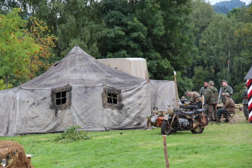 Tanky dorazily pod Ještěd, rozpoutají tam velkou bitvu