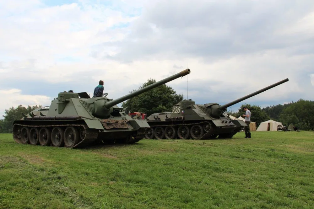 Tanky dorazily pod Ještěd, rozpoutají tam velkou bitvu