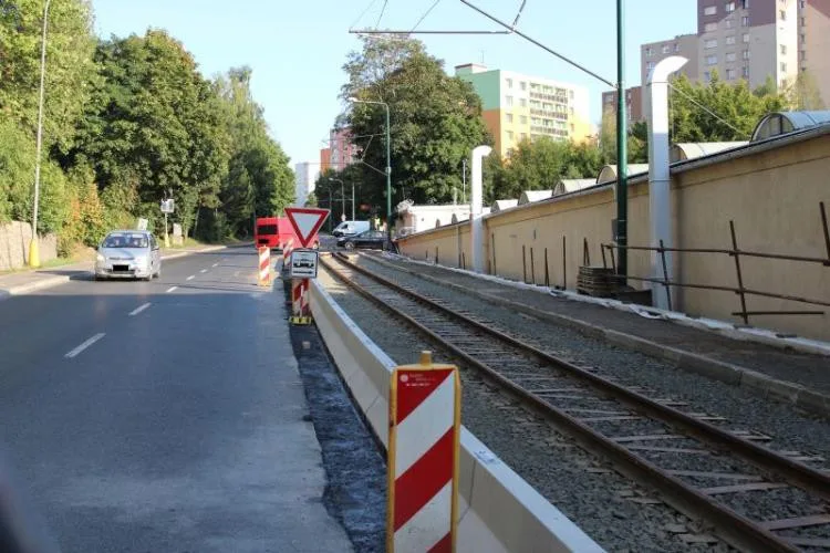 Řidič osobáku zblokoval tramvaj, jedna cestující se zranila. Foto: Policie ČR