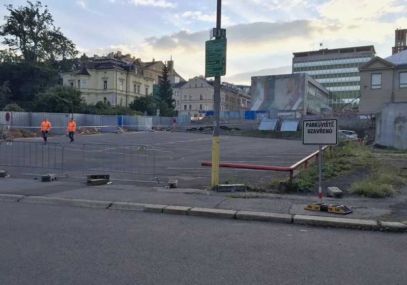 Chystaná demolice jablonecké Jabloně omezila místa k parkování. Foto: Jablonec nad Nisou