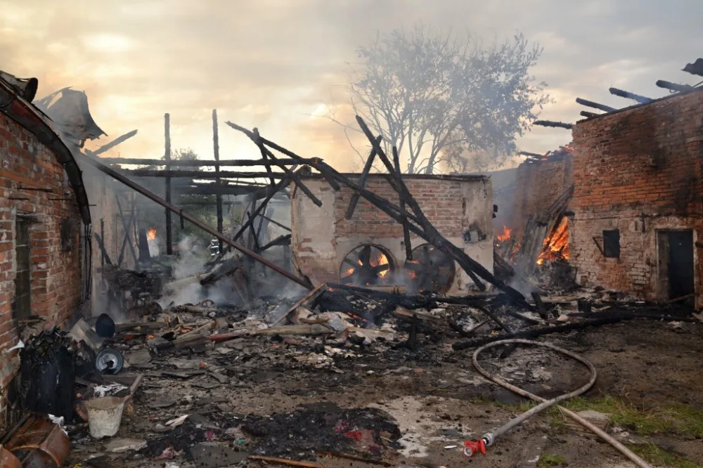 Čtrnáct jednotek hasičů bojovalo s požárem za Ještědem. Foto: HZSLK