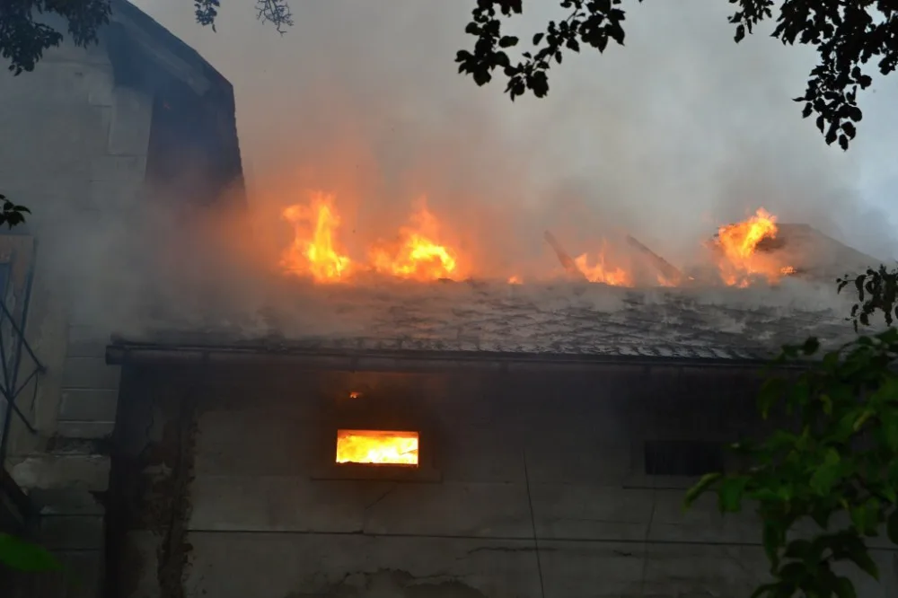 Čtrnáct jednotek hasičů bojovalo s požárem za Ještědem. Foto: HZSLK