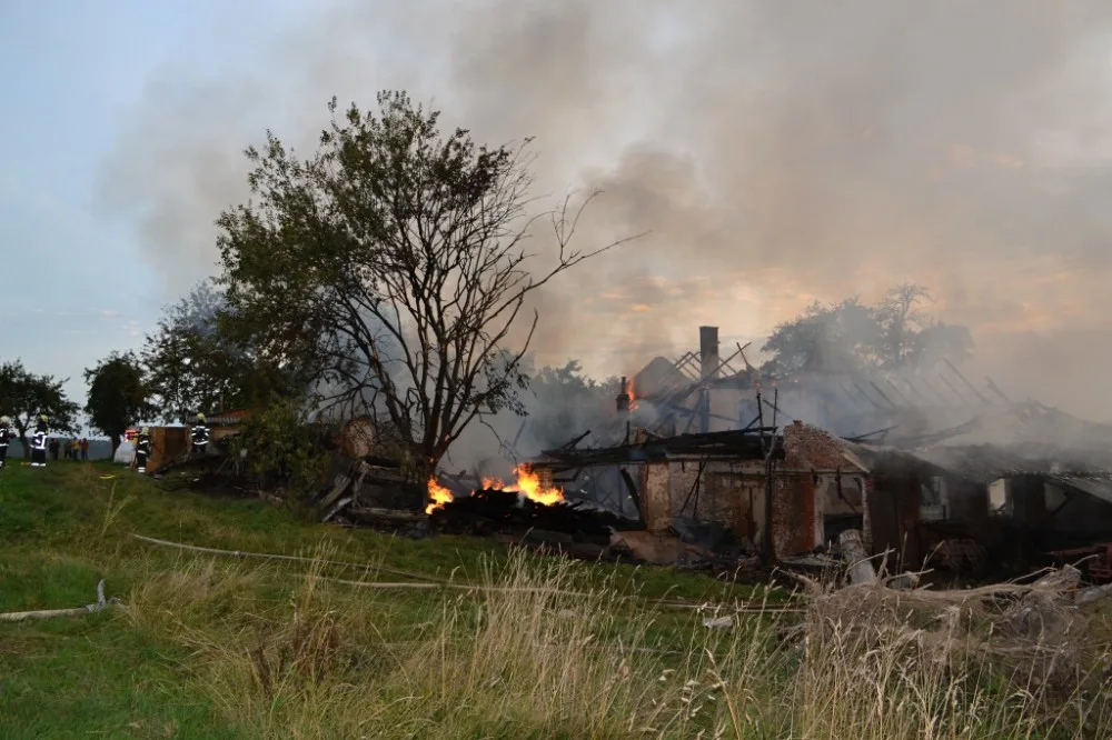 Čtrnáct jednotek hasičů bojovalo s požárem za Ještědem. Foto: HZSLK