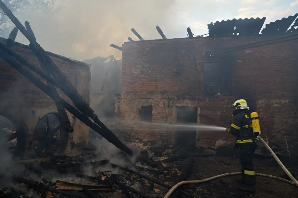 Čtrnáct jednotek hasičů bojovalo s požárem za Ještědem. Foto: HZSLK