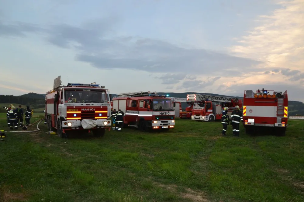 Čtrnáct jednotek hasičů bojovalo s požárem za Ještědem. Foto: HZSLK