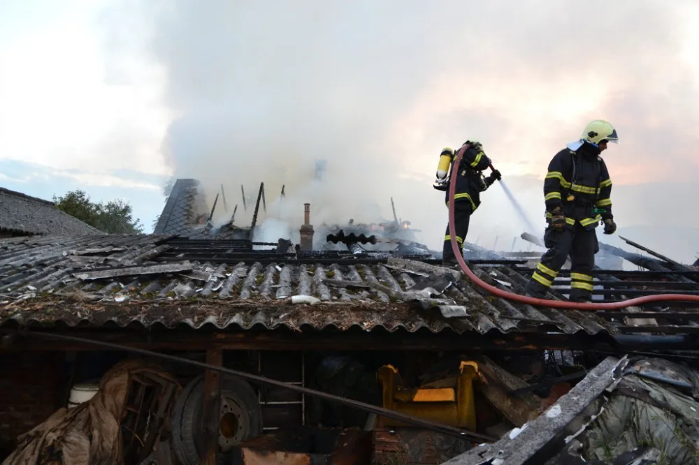 Čtrnáct jednotek hasičů bojovalo s požárem za Ještědem. Foto: HZSLK