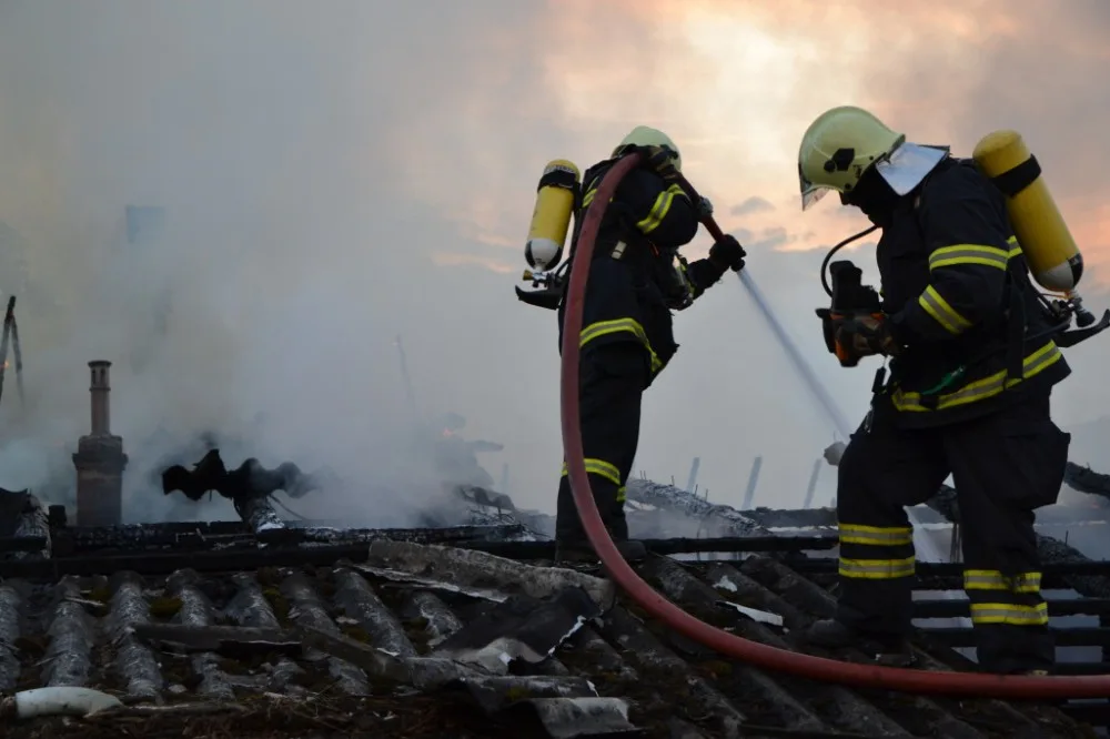 Čtrnáct jednotek hasičů bojovalo s požárem za Ještědem. Foto: HZSLK